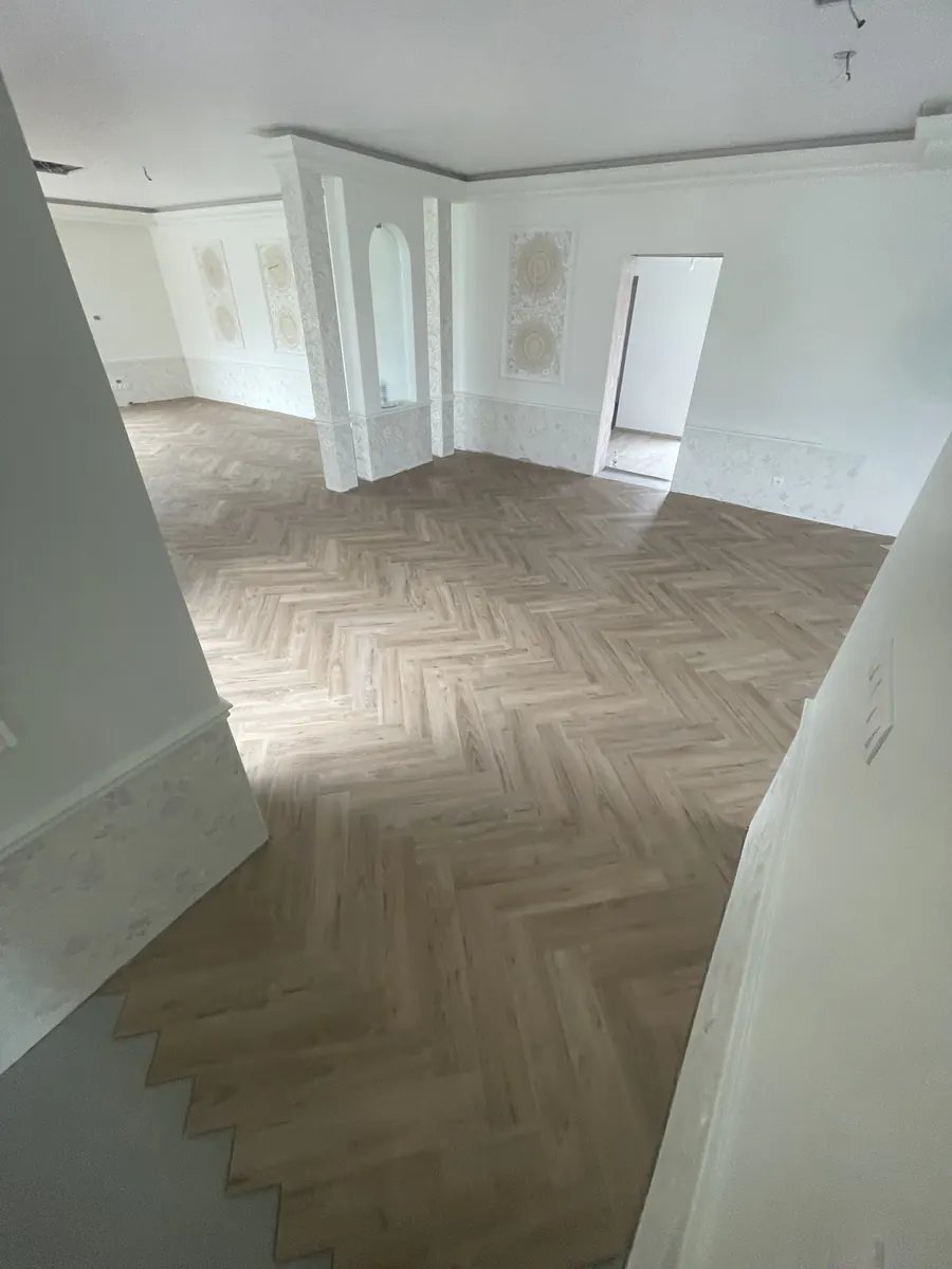 Rybinový vzor podlahy ve velkém pokoji