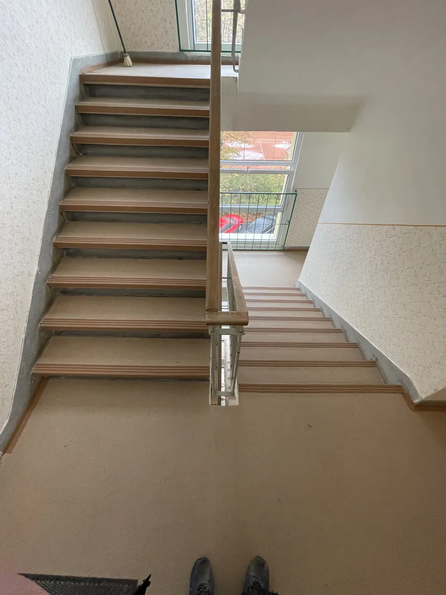 Schodiště s novou krytinou a dřevěnými hranami